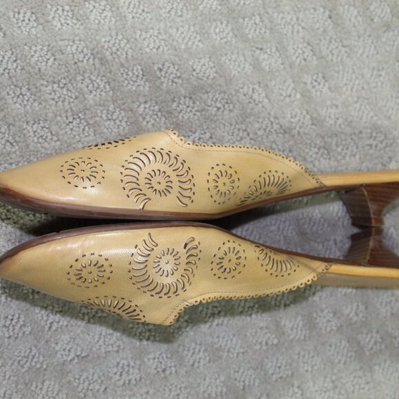 Prague Women Sz 11.5M Taupe Laser Cut Round Toe Mule 1" Kitten Heels - Picture 3 of 6